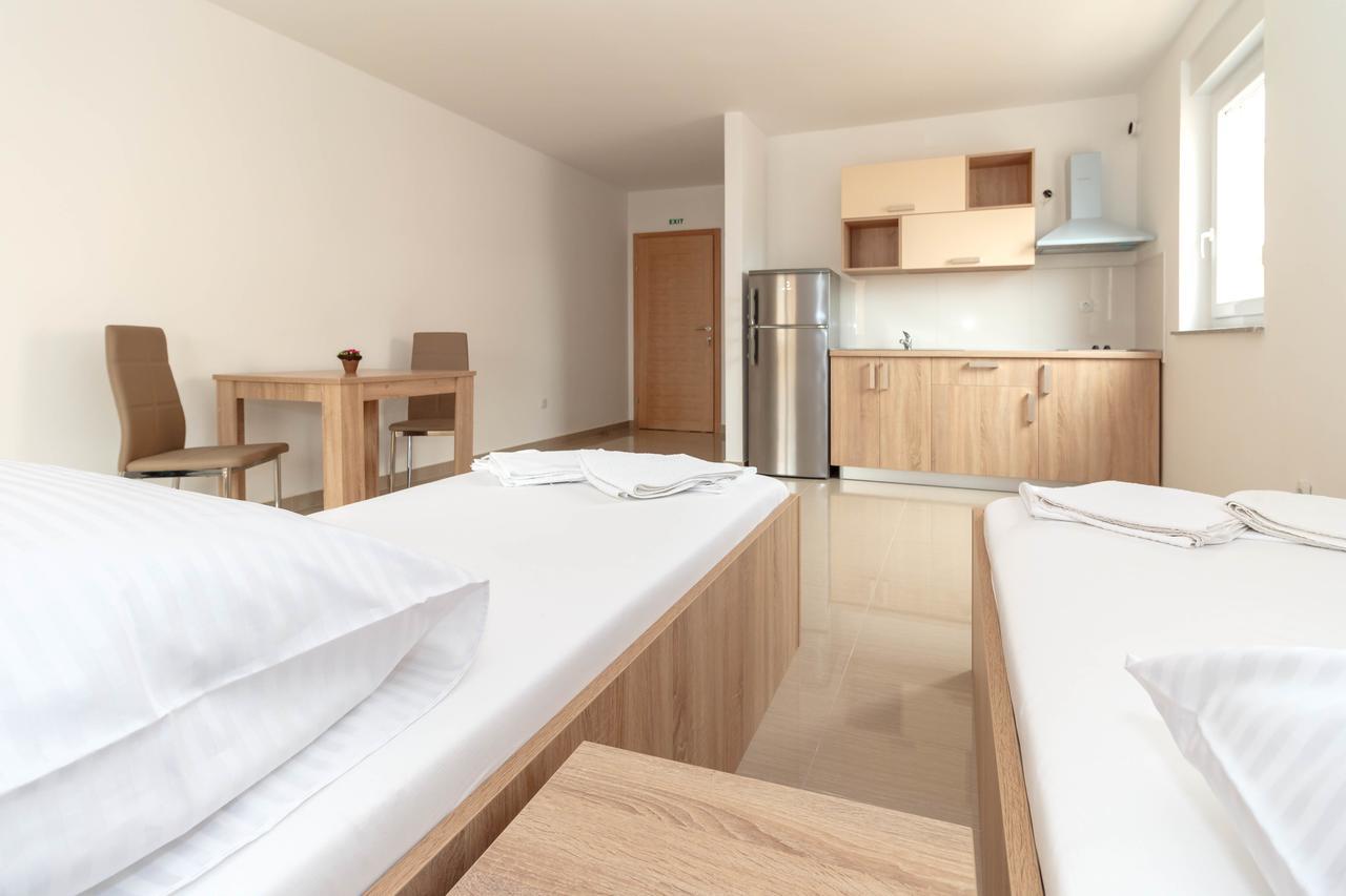Summer Fun Apartments Novalja Bagian luar foto